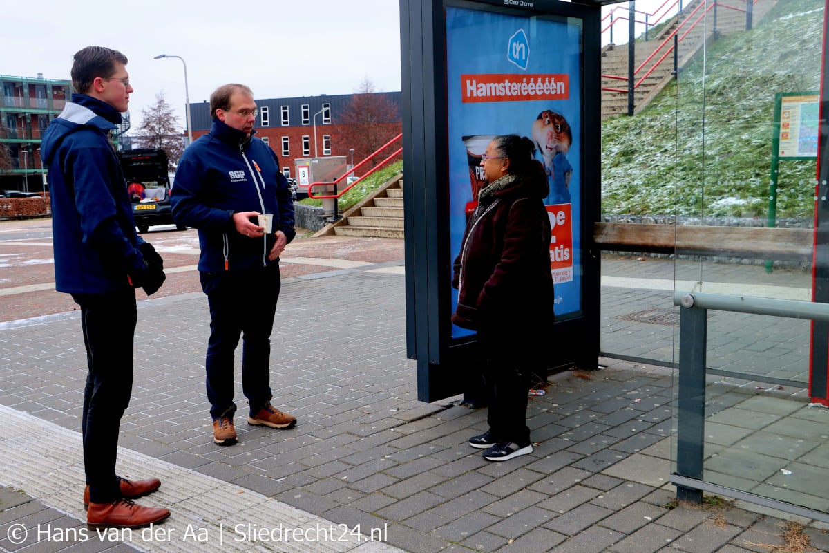 SGP-ChristenUnie start campagne met warme chocolademelk
