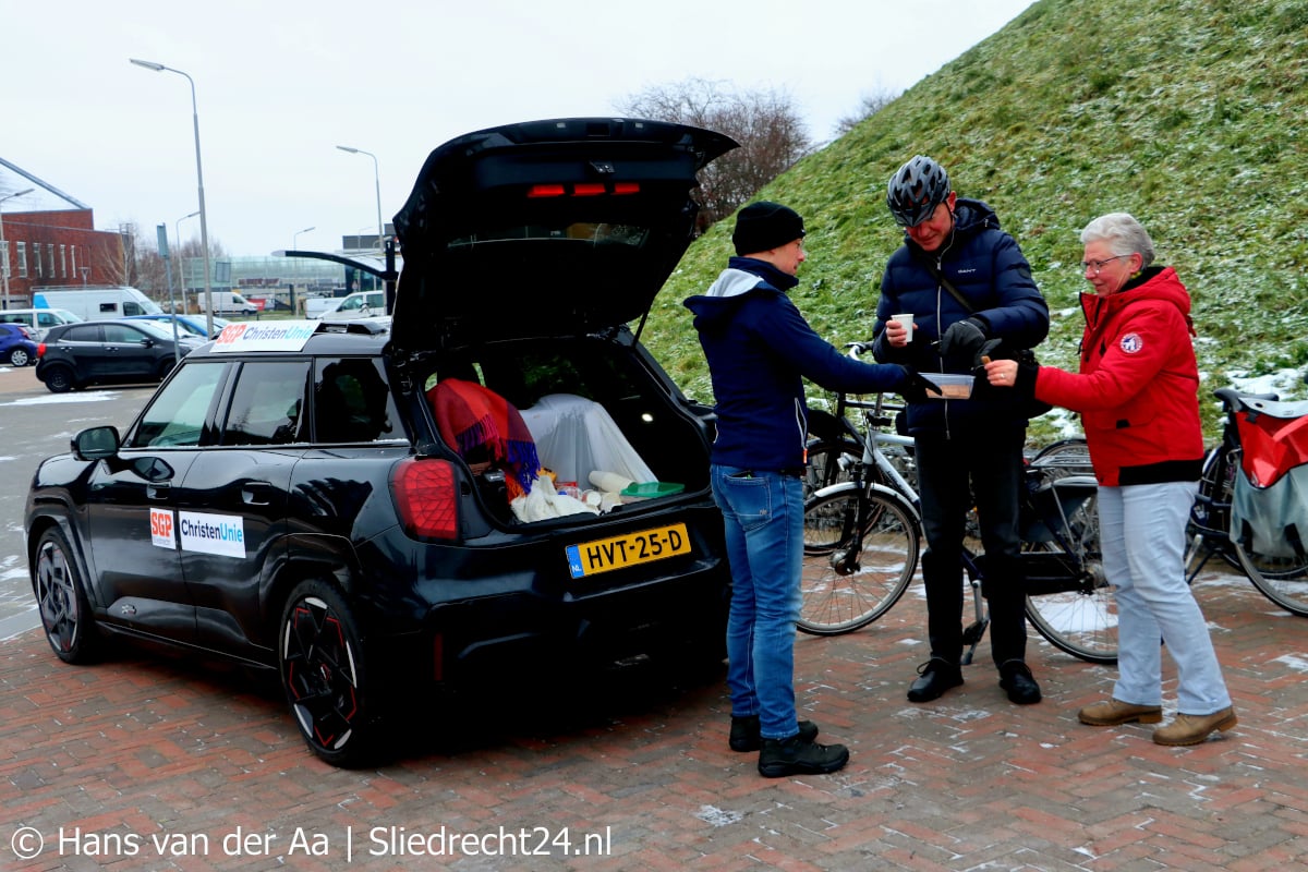 SGP-ChristenUnie start campagne met warme chocolademelk