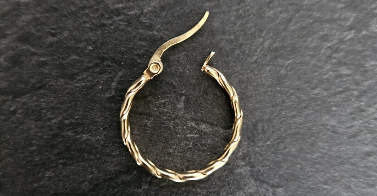 Goudkleurige oorbel op straat gevonden