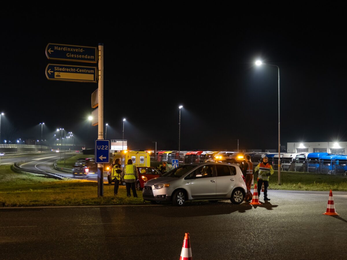 Twee wagens beschadigd en weggetakeld