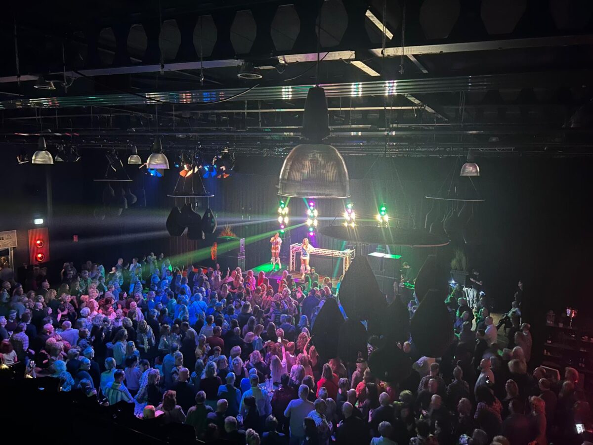 Honderden mensen genieten van Ekdom & The Queens of ABBA tribute