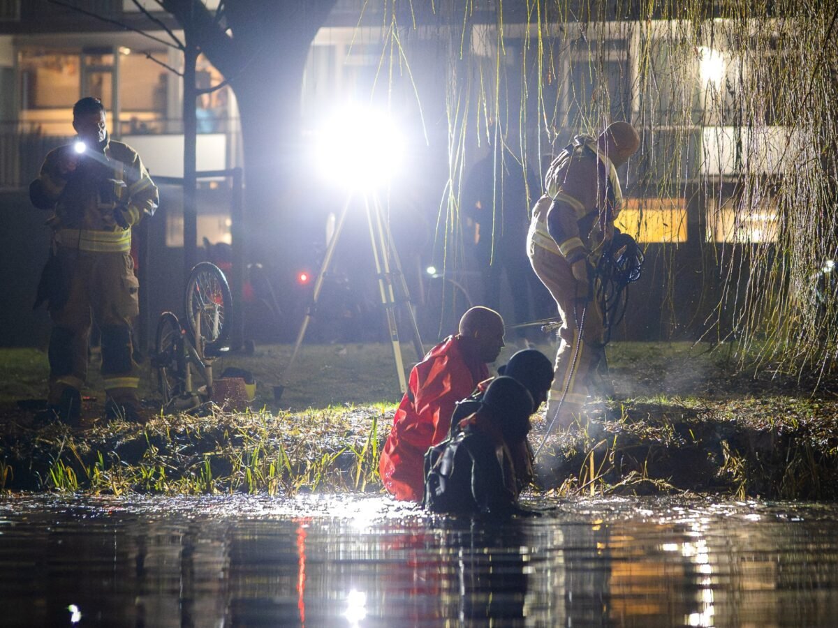Hulpdiensten slaan alarm na vondst kinderfiets aan waterkant