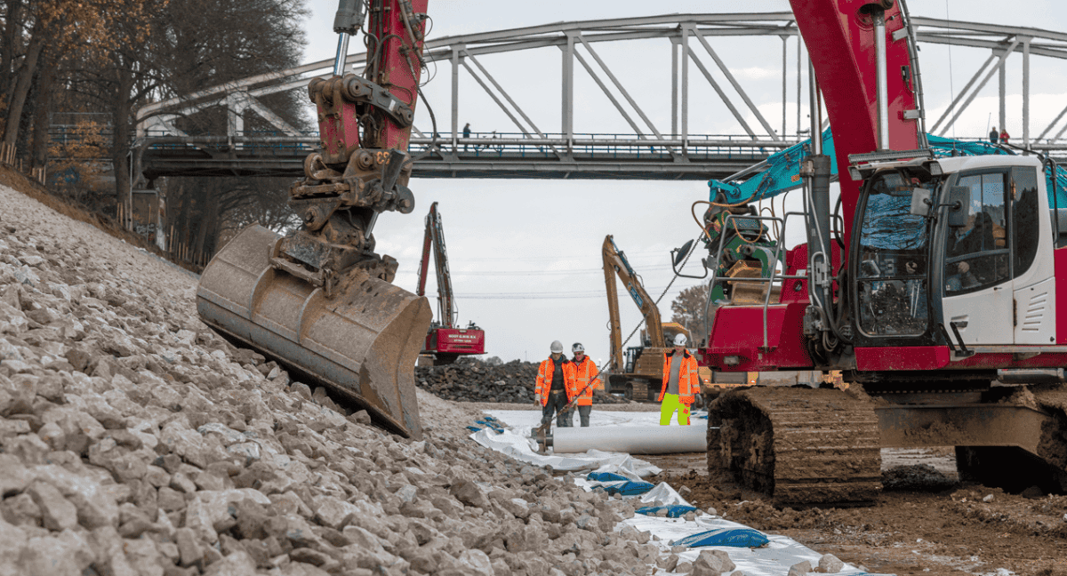 Waterbouwer Van den Herik neemt je mee achter werk aan Julianakanaal