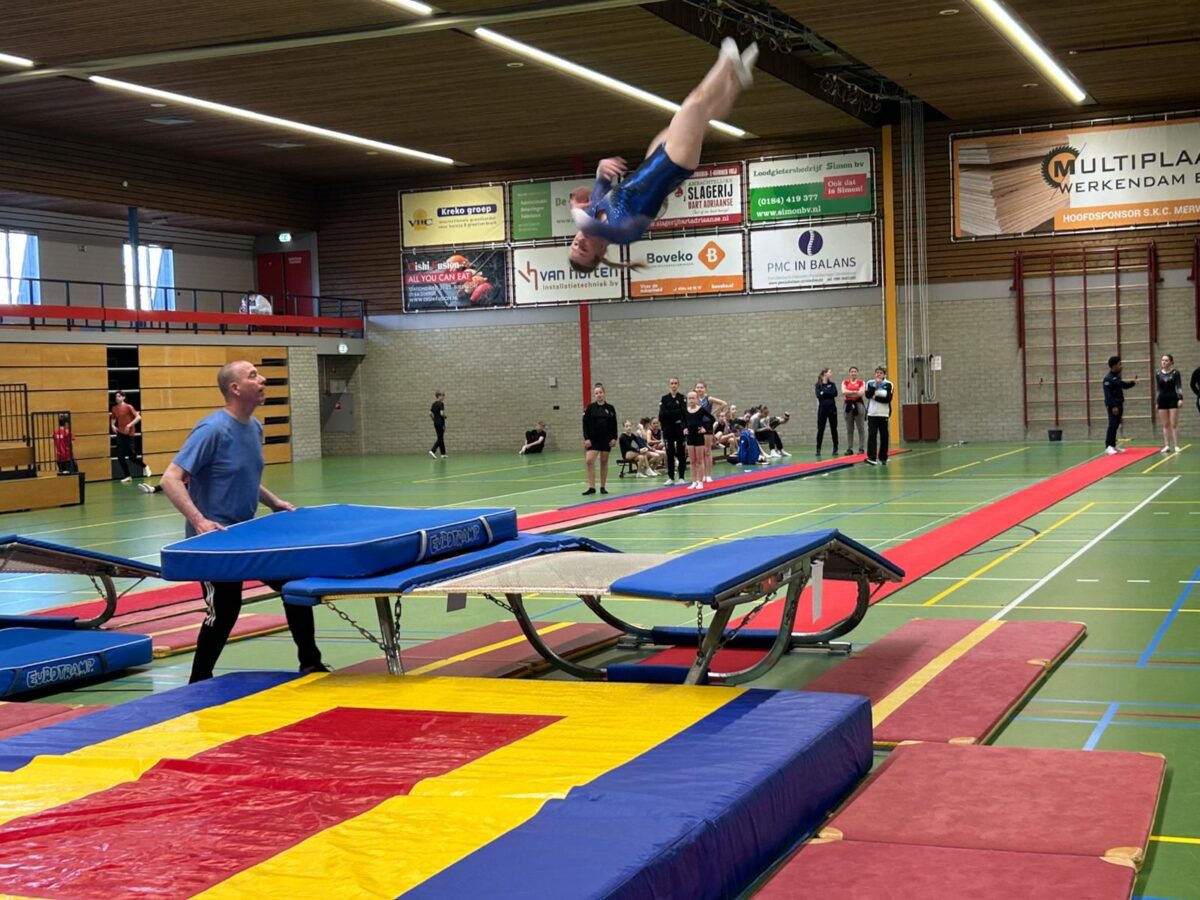 Sterk begin Synergos-springsters op dubbele minitrampoline