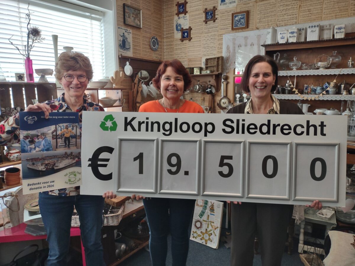 Cheque van Kringloopwinkel Sliedrecht voor Mercy Ships