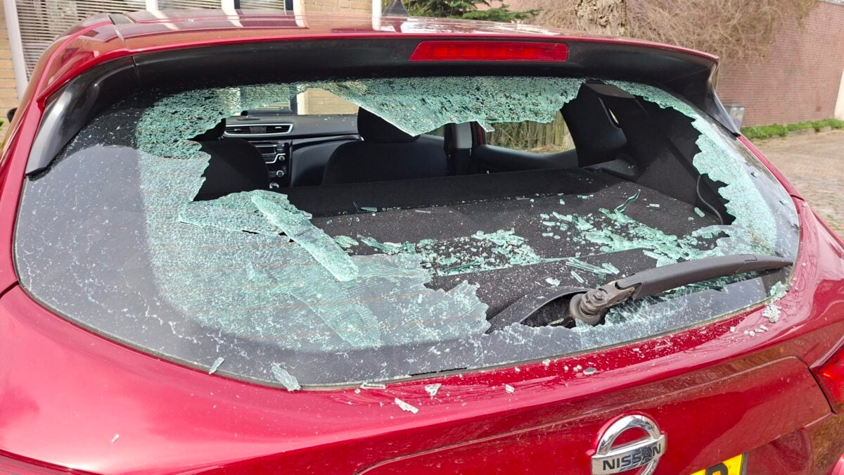 Onbekende gooit steen door achterruit van auto; steen belandt op achterzitting