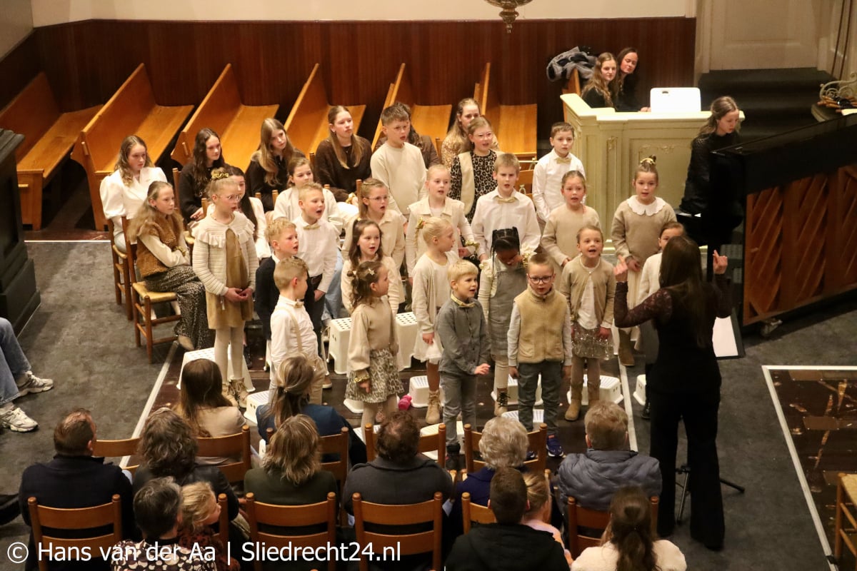 Kinderkoren stralen tijdens Passie- en Paaszangavond