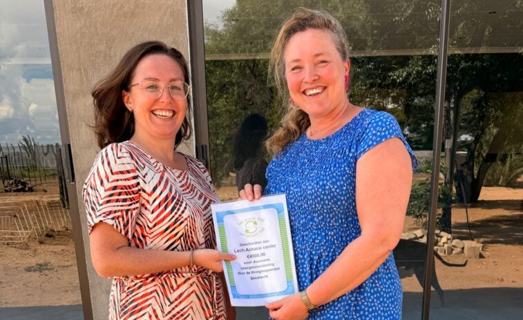 Op de foto v.l.n.r. Corina Schouten van LA Center en Alinda Baan, vrijwilliger bij de kringloopwinkel. (Aangeleverde foto)