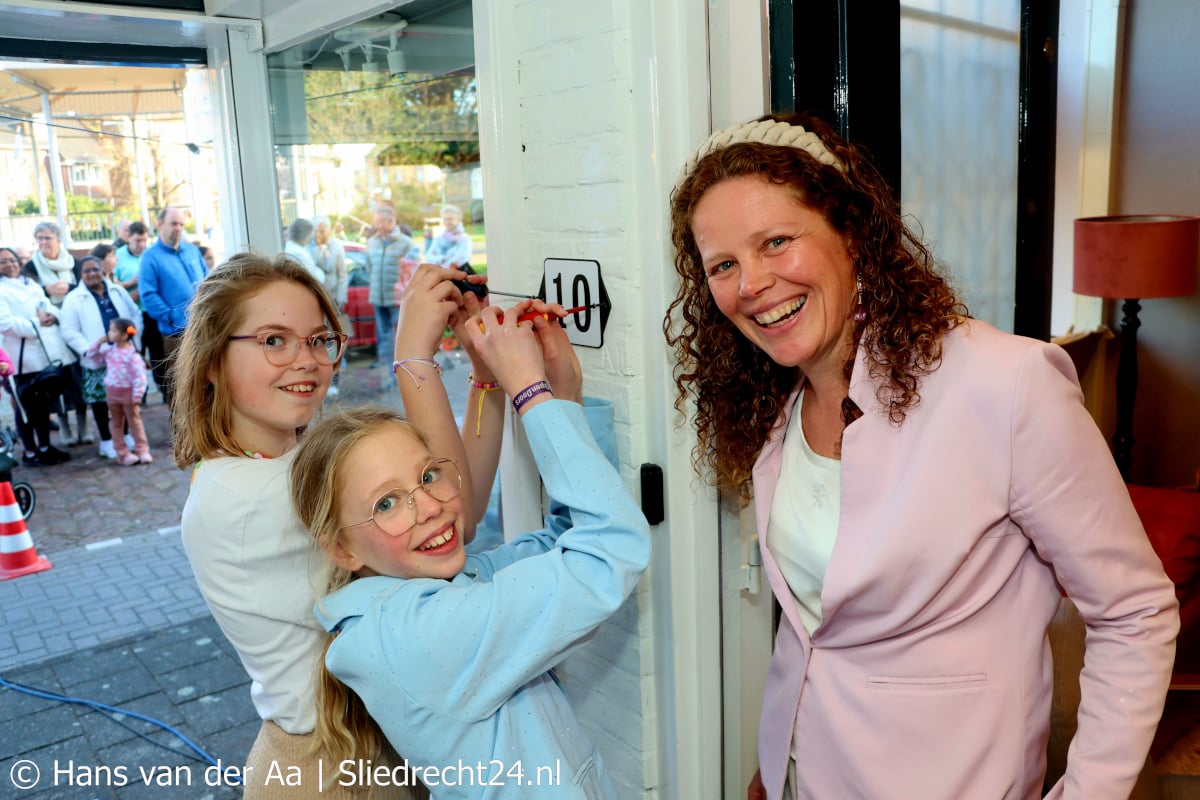 Officiële opening atelier voor Bijbelhoezen aan Dr. Langeveldplein
