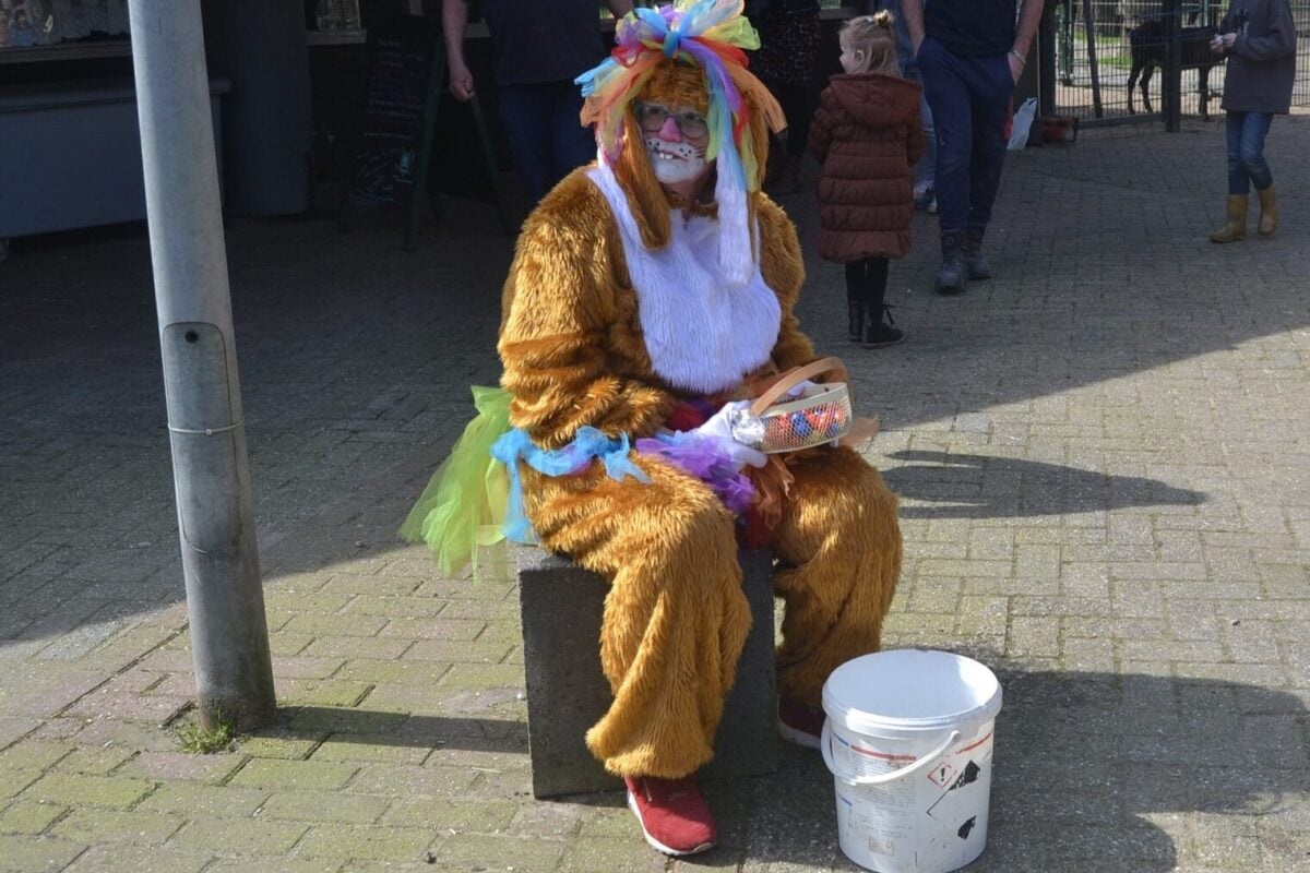 Eieren zoeken vanwege Pasen op kinderboerderij en in natuurspeeltuin