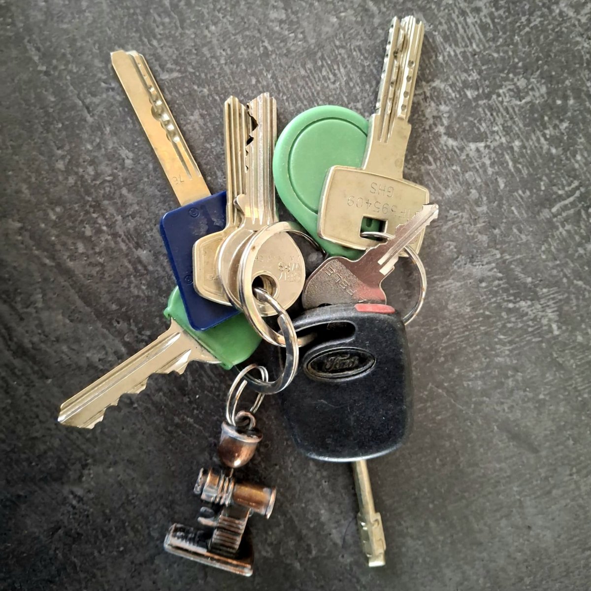 Sleutelbos met speciale sleutels gevonden