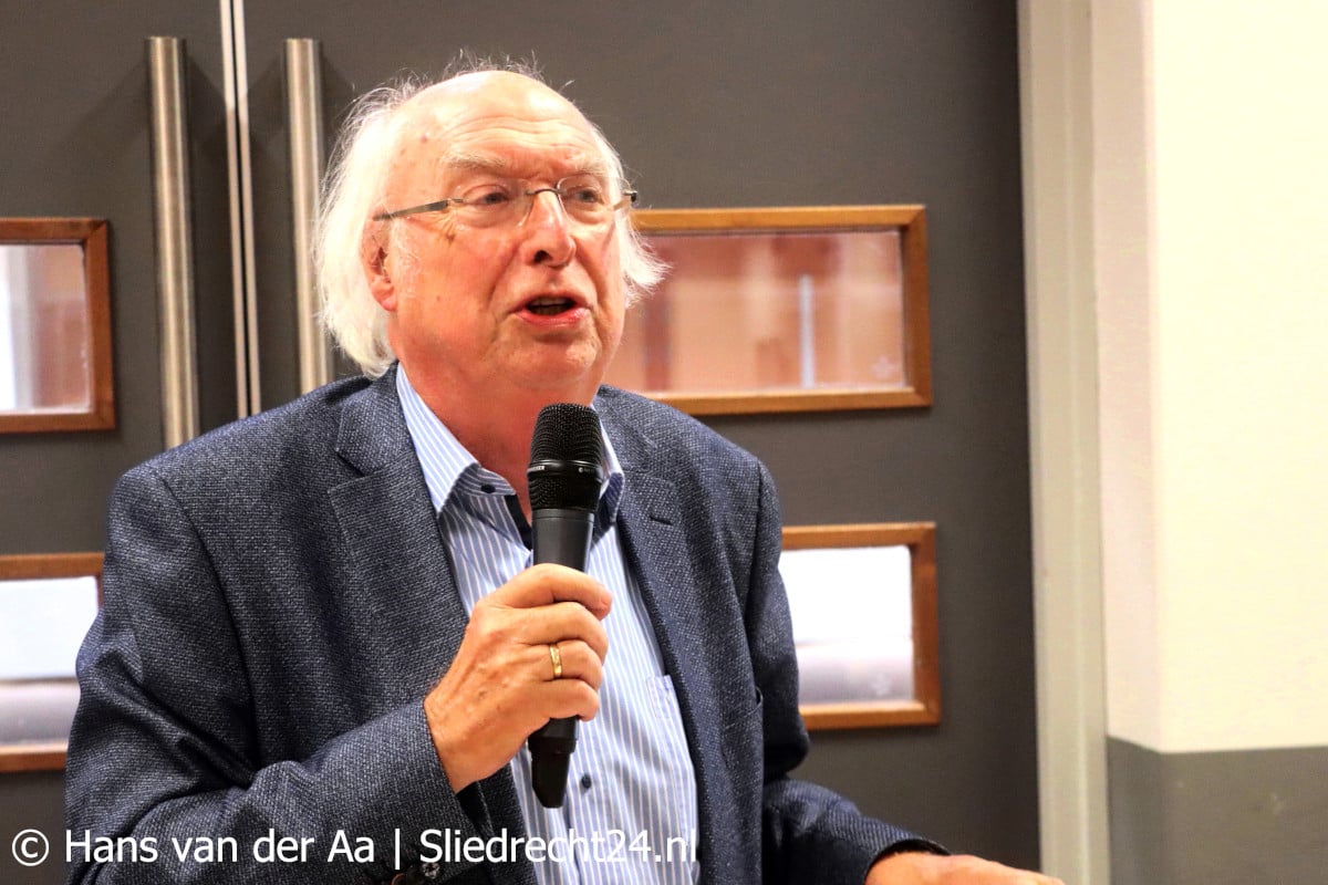 Van Liempt gaat in lezing bij HVS terug naar ‘hier is het gebeurd, Sliedrecht’