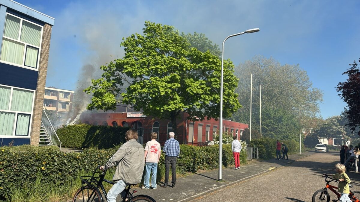 Brandweer blust kleine buitenbrand