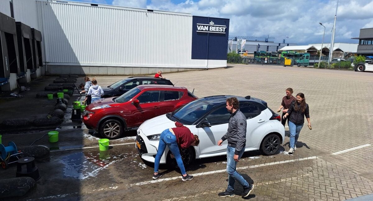 Autowasactie met opbrengst voor clubkamp