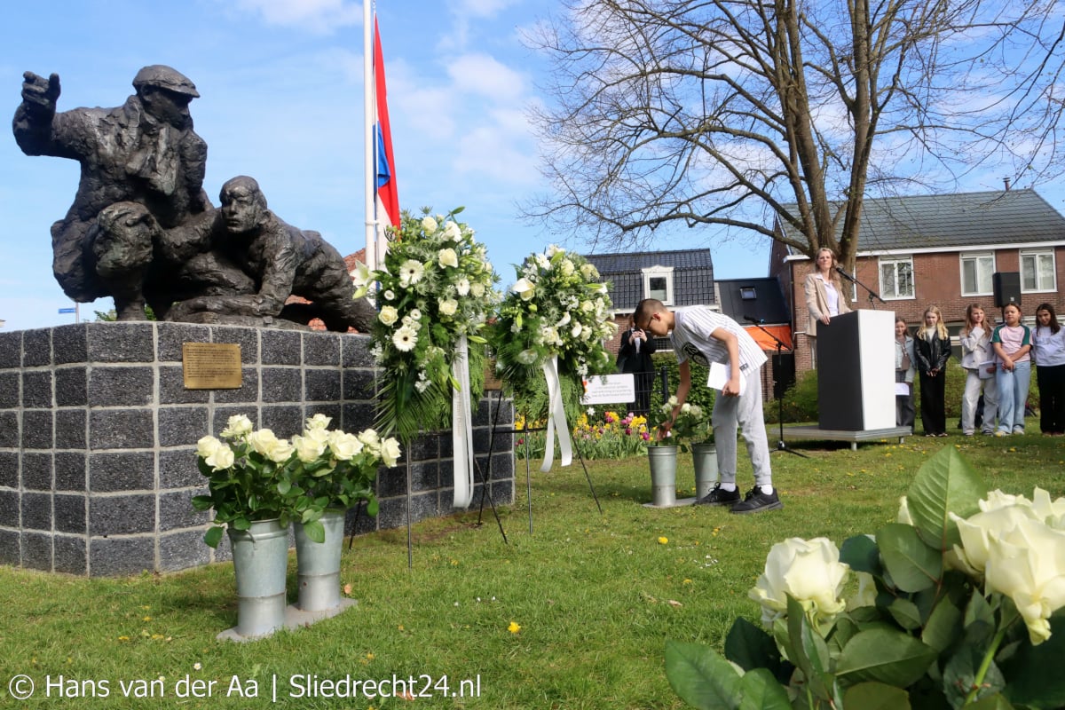 Crossline-monument aan Albrechtplein voor 40e keer ‘overgedragen’