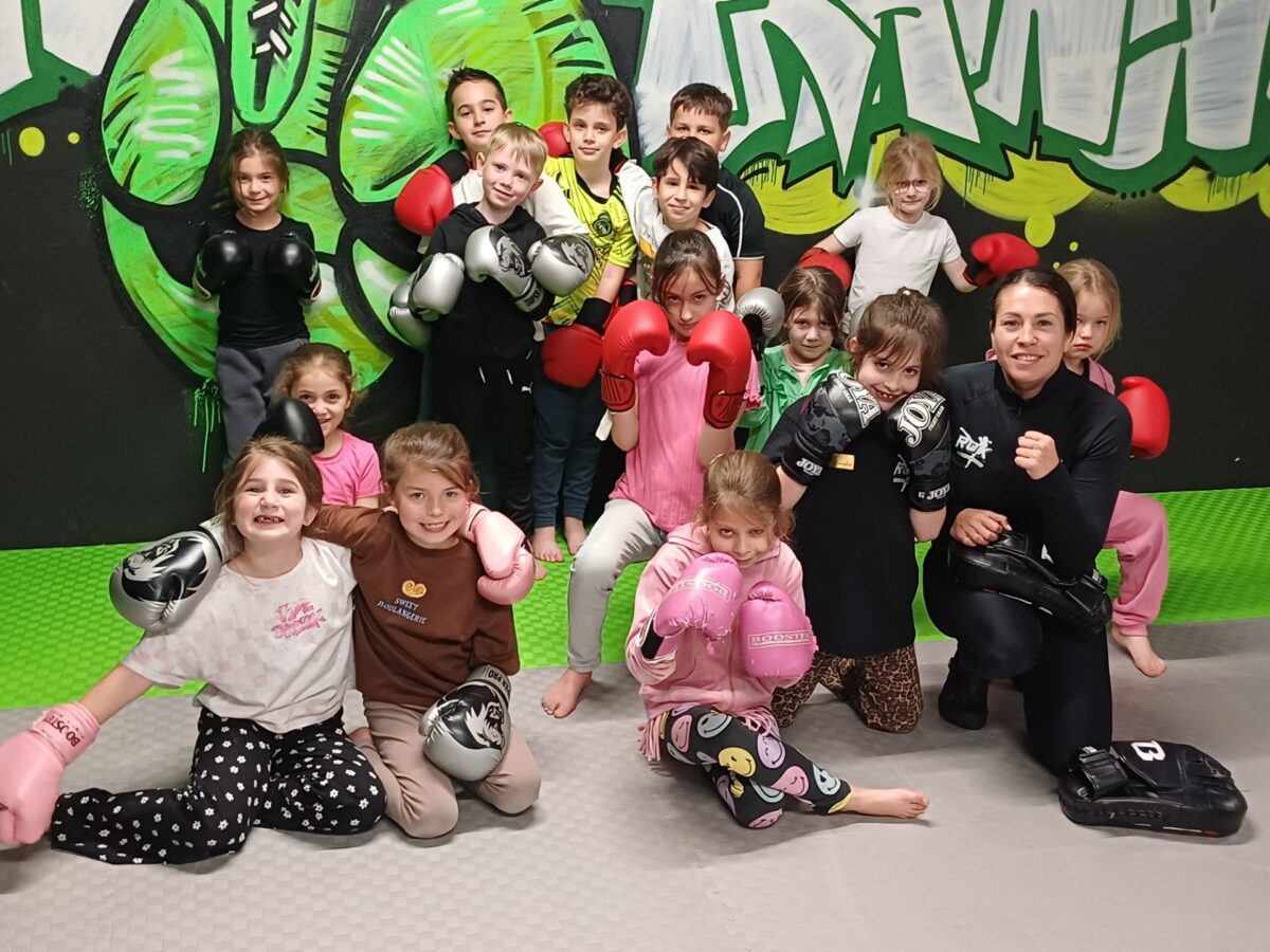 Salina laat heel groep 4 kennismaken met kickboksen