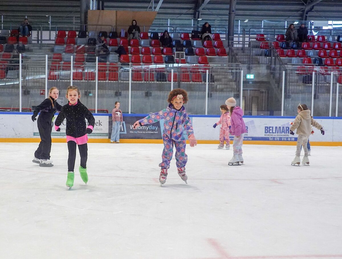 Leren schaatsen tijdens snelcursus in meivakantie