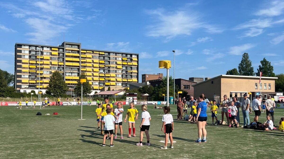 Merwede / Multiplaat houdt Verschoor Reizen schoolkorfbaltoernooi