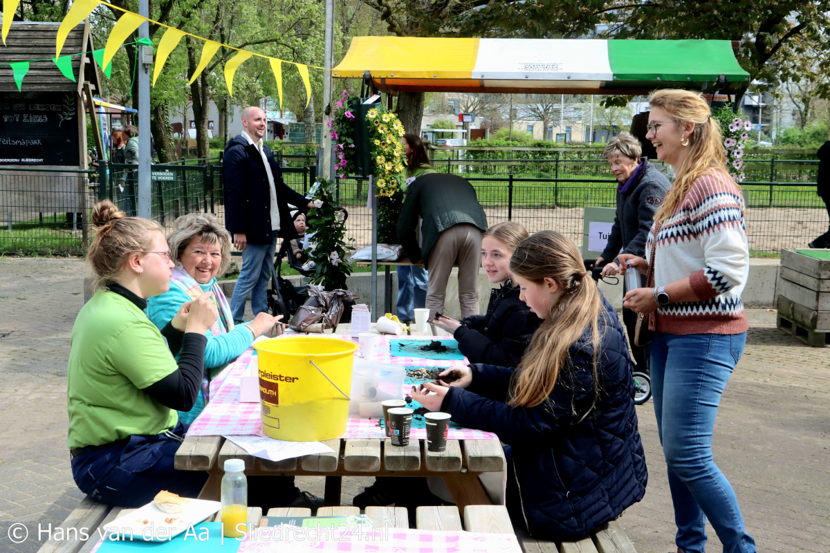 Stekjes en plantjes vinden via Sliedrechtse Tuindag nieuwe bestemming