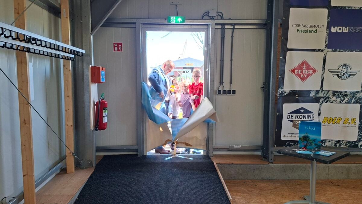 Wethouder Paas stapt binnen; tweetal exposities geopend in WOW-keet
