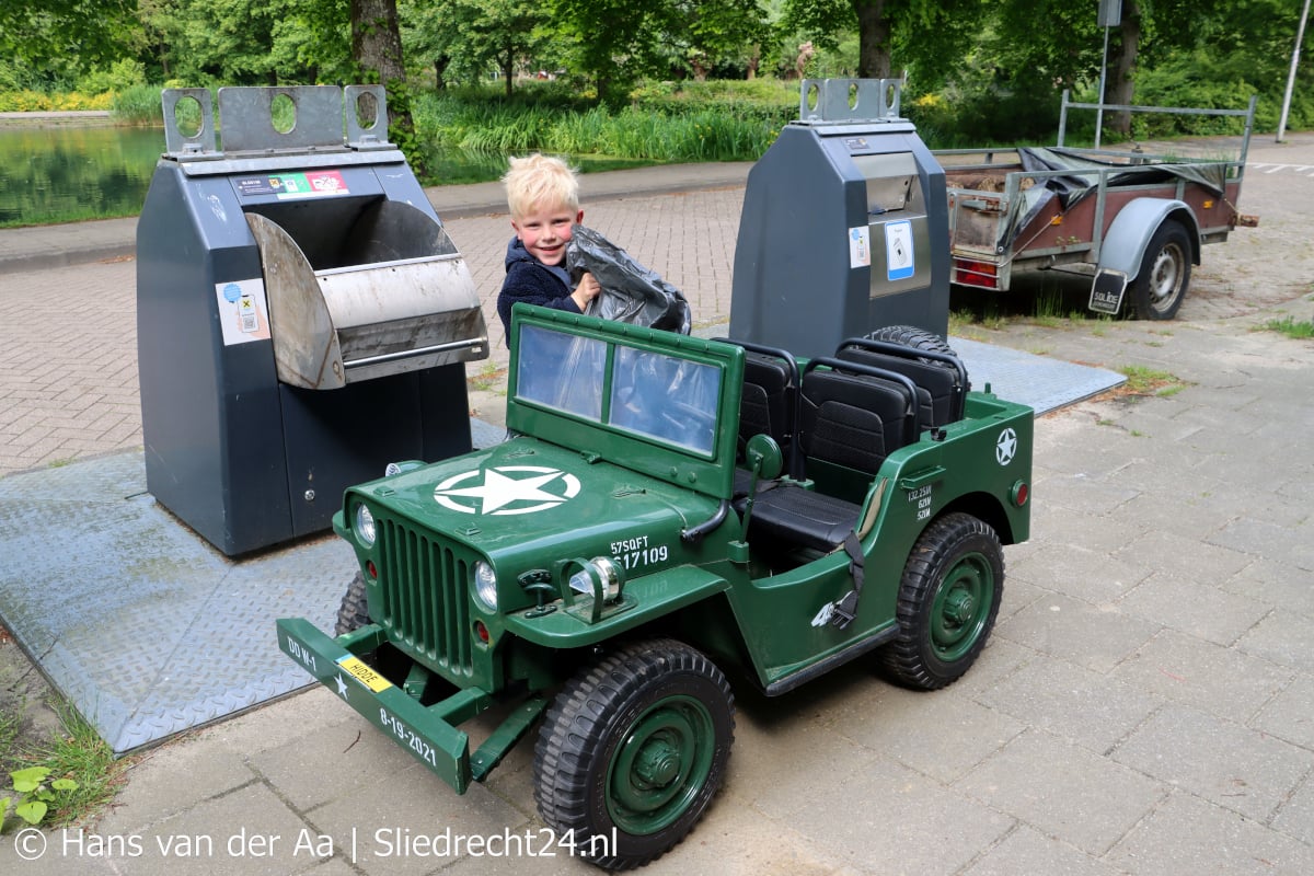 Hidde zet zijn speelgoed(auto) in voor praktisch doel