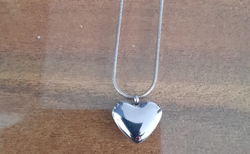 Mogelijk dierbare ketting met hartje-hanger gevonden