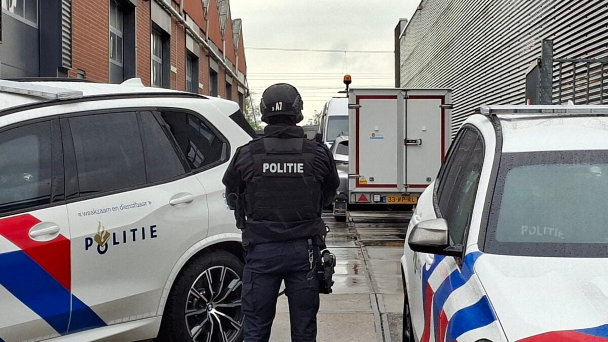 Politie vindt drugslab en houdt twee mensen aan