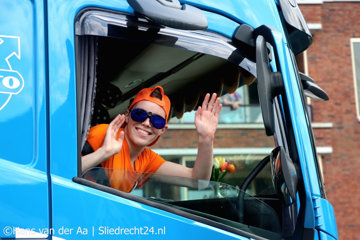Toeterende Truckerstocht brengt lach op vele gezichten