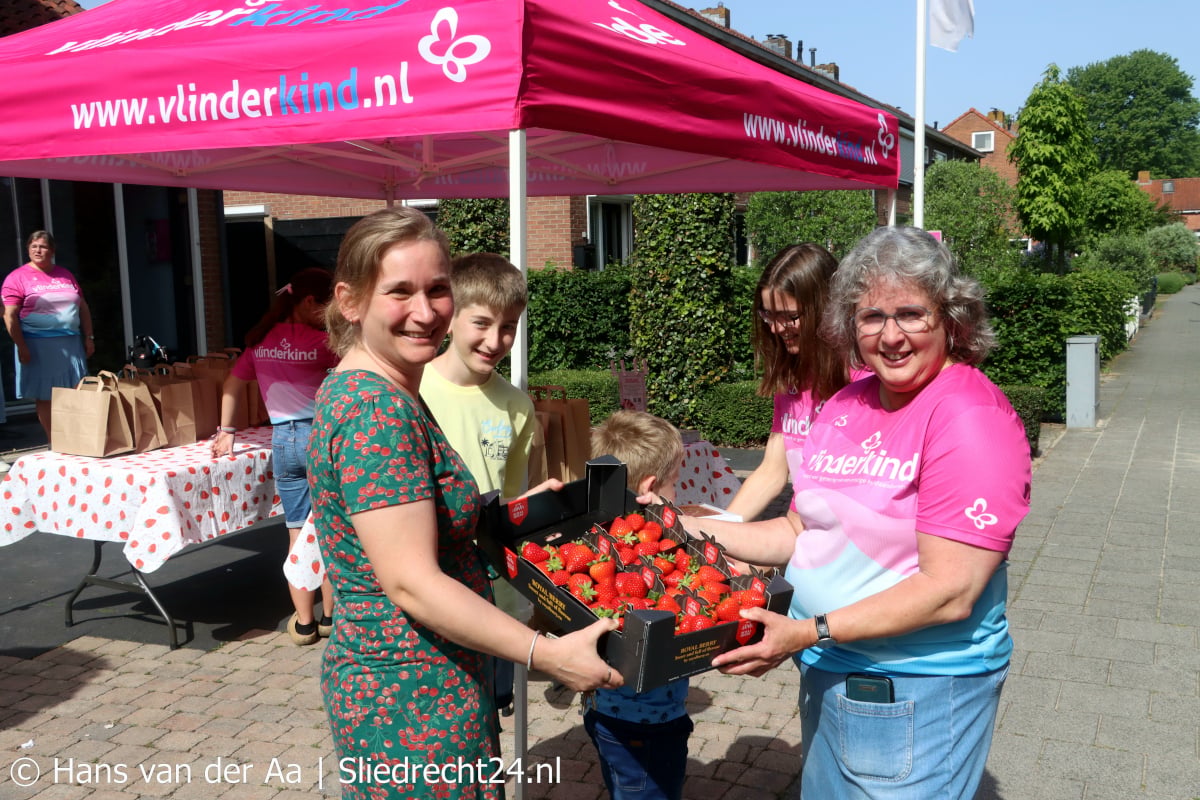 Stichting Vlinderkind haalt ruim vijfduizend euro op met aardbeienverkoop
