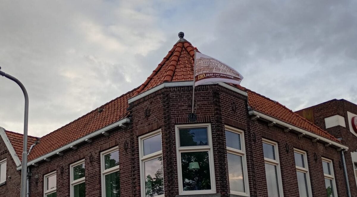 110 jaar Café Korevaar; vrienden steken jubileumvlag uit