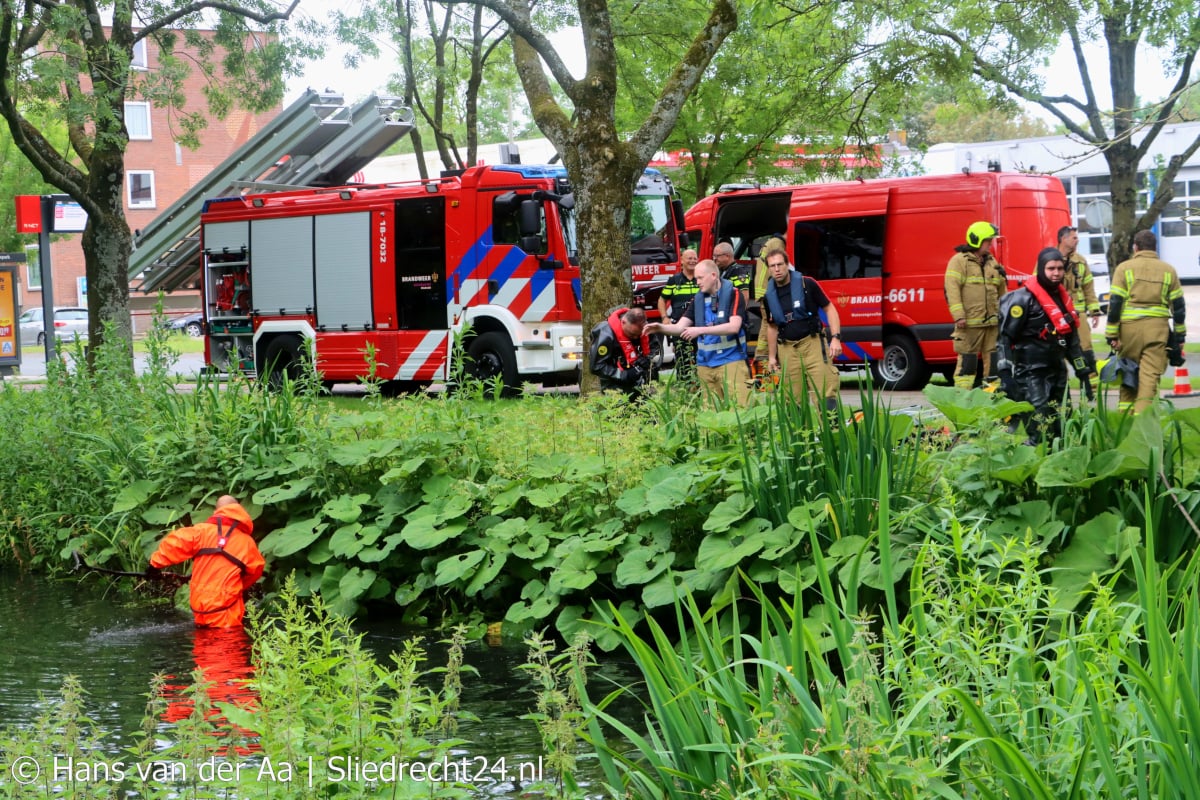 Hulpverleners zoeken naar persoon in het water, maar vinden niemand