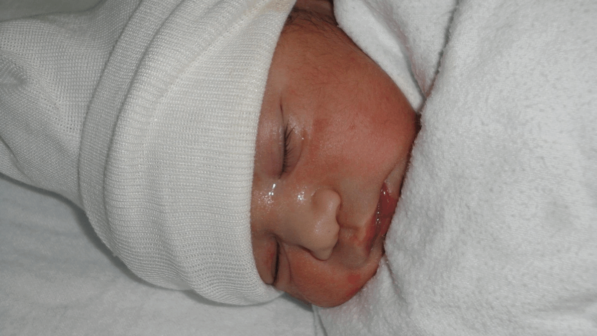 Onverwachte bevalling; baby in auto geboren