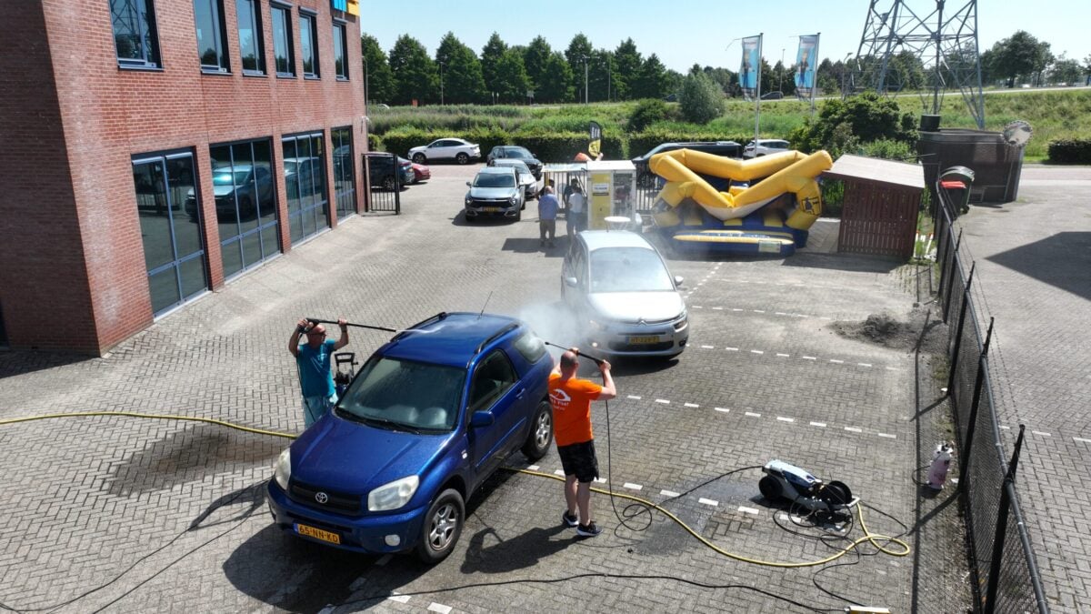 Auto gewassen, gedroogd en gestofzuigd dankzij stichting Ep & Vloet