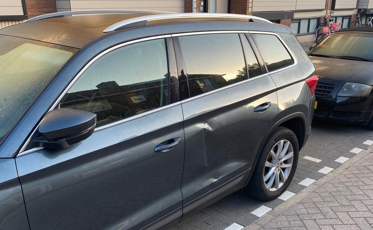 Wie is verantwoordelijk voor flinke deuk in auto?