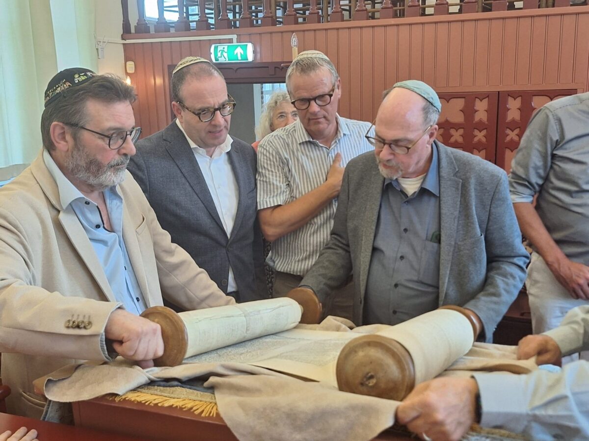 Historische Thorarol na bijna tachtig jaar terug in dijksynagoge
