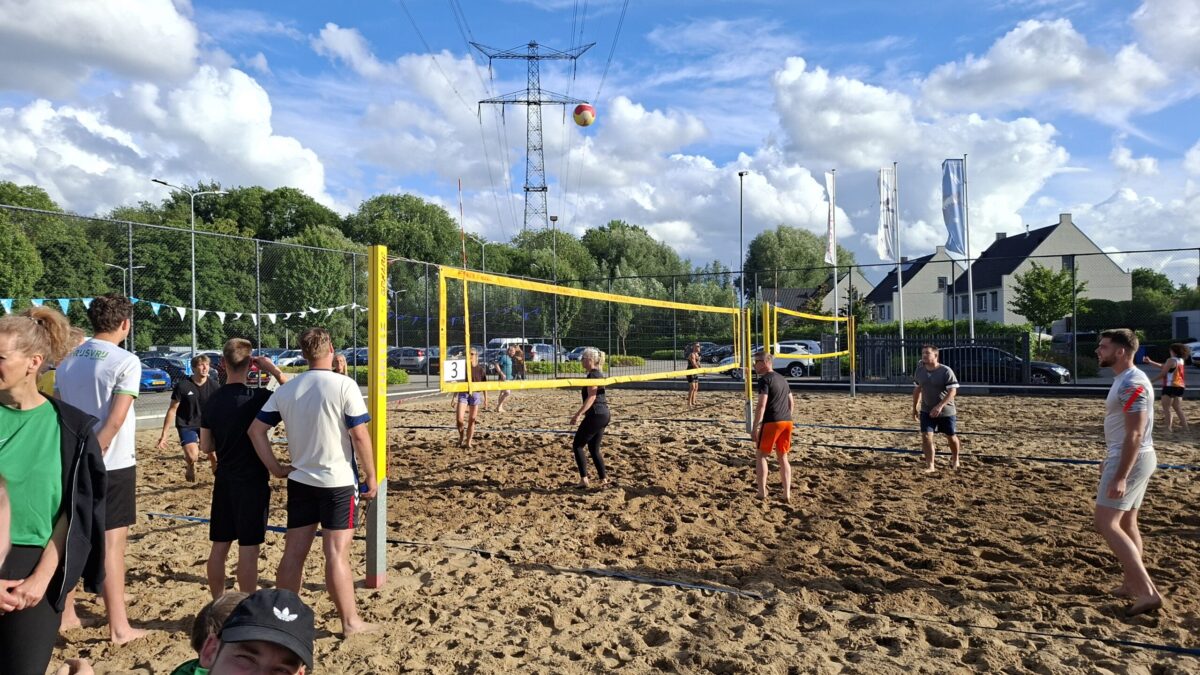 Twee avonden Zomeravondvolleybaltoernooi binnen en buiten sporthal De Basis