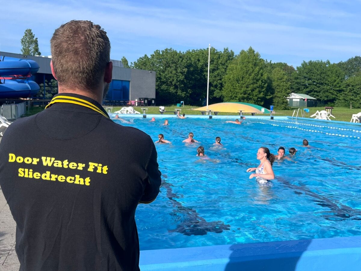 Zwemmers trekken banen; Zwem4daagse van start in binnen- en buitenbad