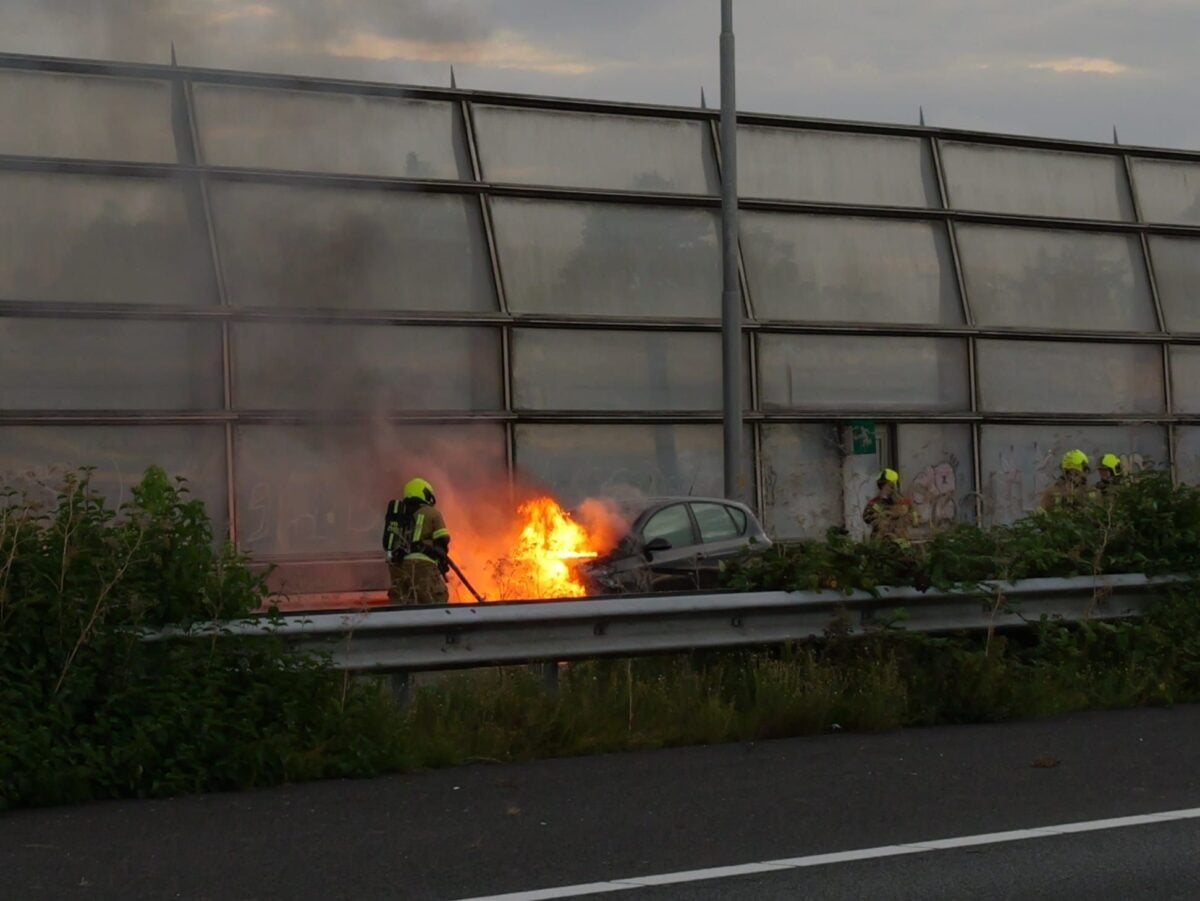 Auto op snelweg in brand