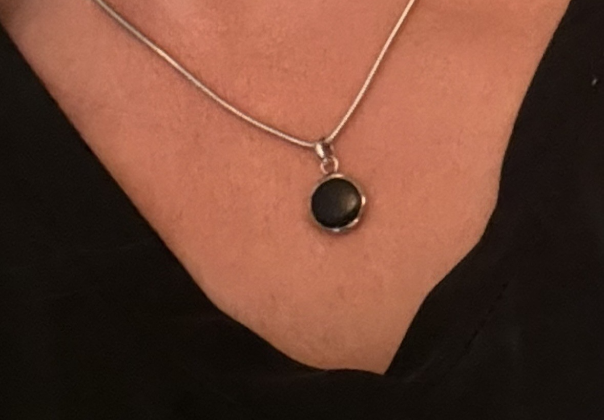 Dierbare ketting met bijzondere hanger verloren; wie heeft deze gevonden?