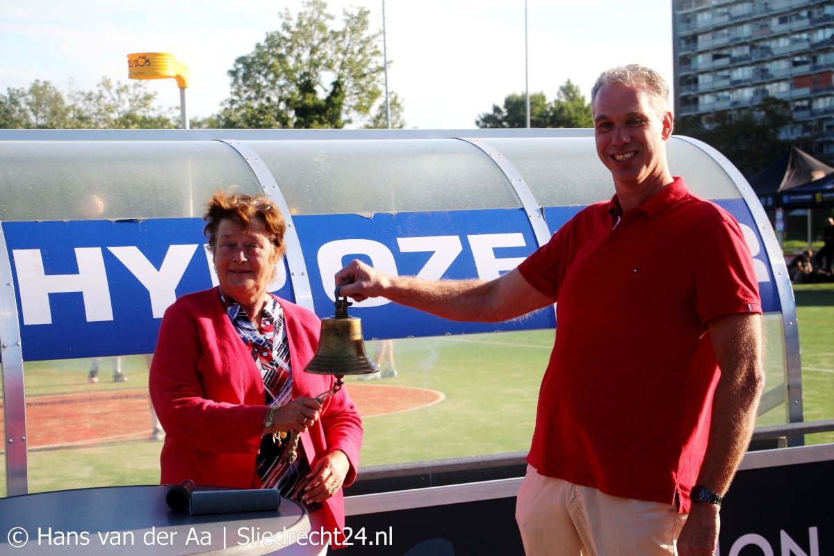 Wethouder luidt bel bij opening Hypozeker Toernooi SKC Merwede/Multiplaat