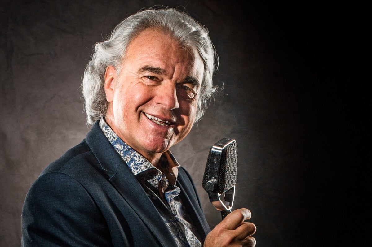 Zanger Peter Dons treedt op tijdens Wereld Alzheimer Dag