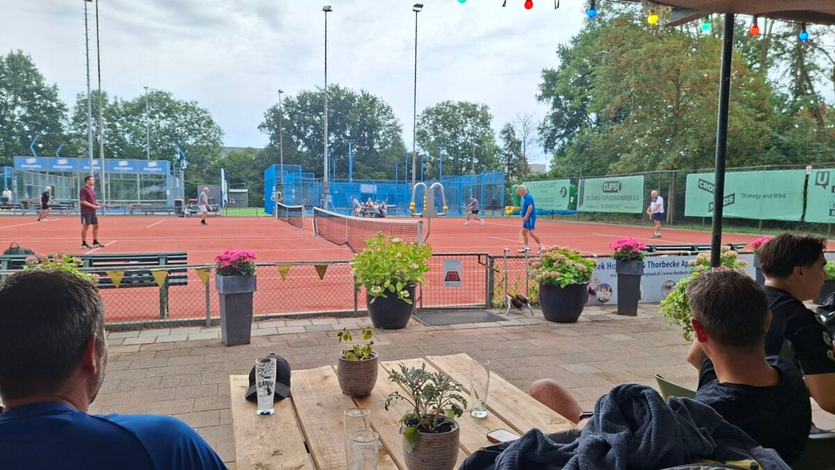 Honderden deelnemers van start bij SLTC Standaart Open Tennis en Padel Toernooi