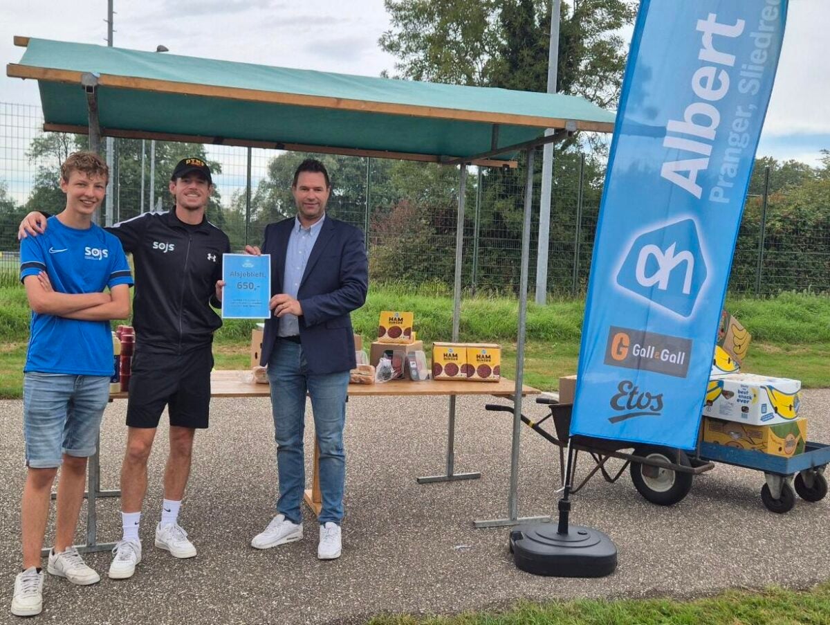 Cheque en broodjes hamburgers Albert Heijn Sliedrecht op slotdag KNOTS
