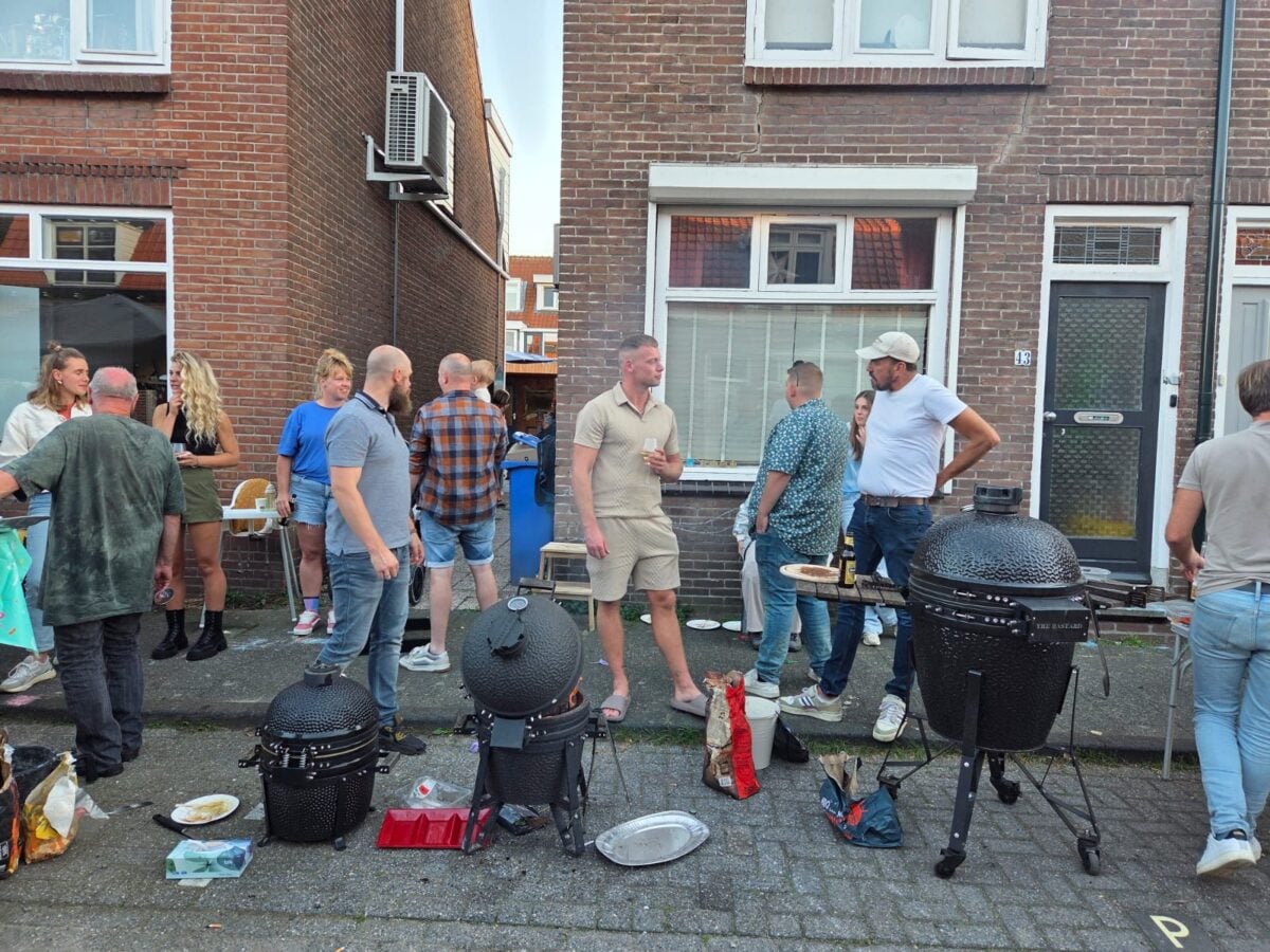 Bewoners Admiraal de Ruyterstraat houden gezellige barbecue