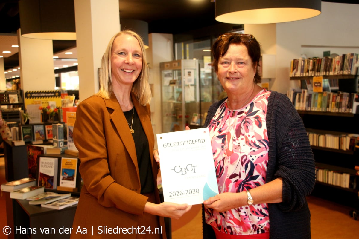 Wethouder overhandigt bibliotheek CBCT-certificering voor komende vier jaar