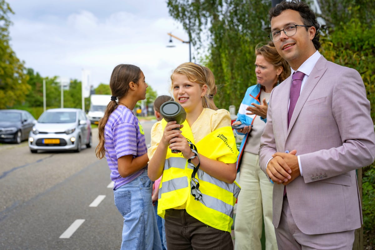 Leerlingen Anne de Vriesschool controleren snelheid langs Baanhoek