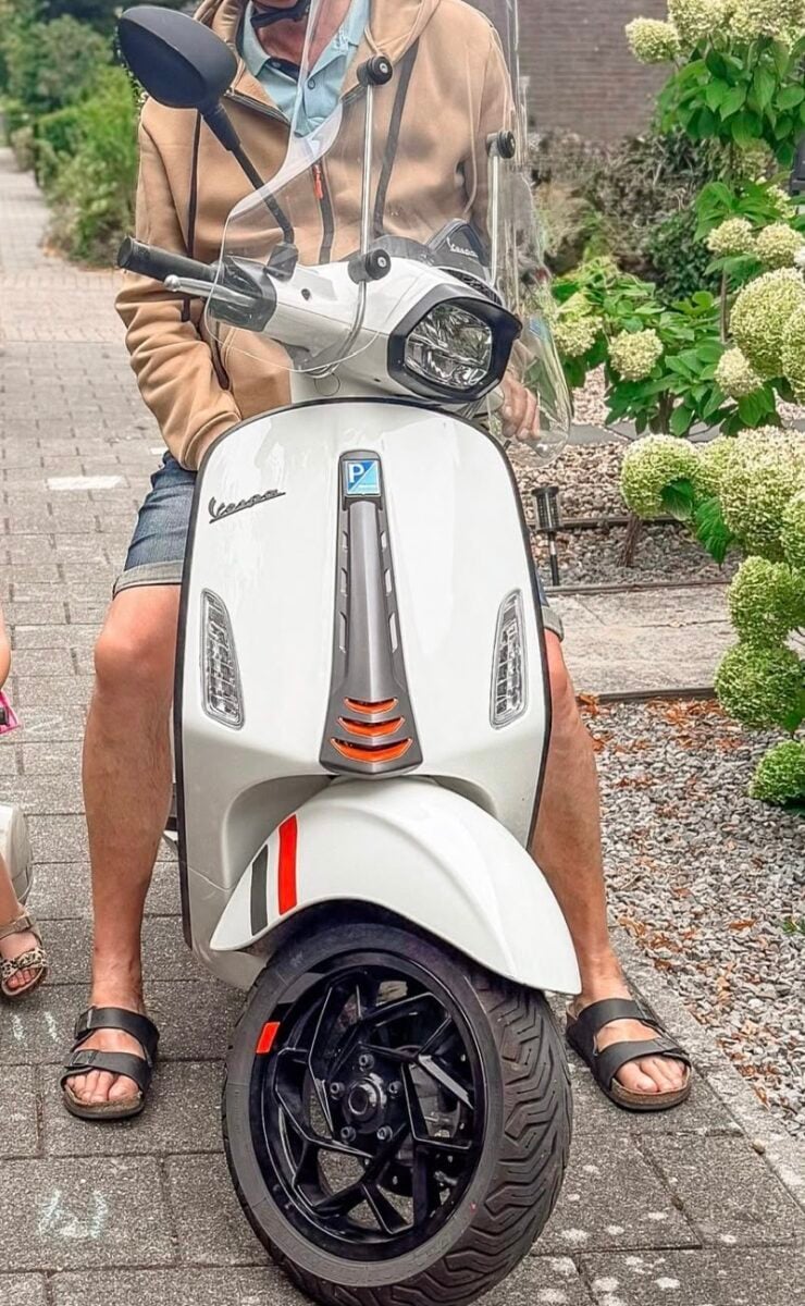 Onbekenden stelen scooter